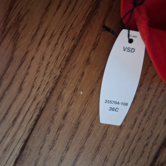 Elegant Red Lace Women's Victorias Secret Incredible Lined Demi New With Tags - Picture 5 of 7